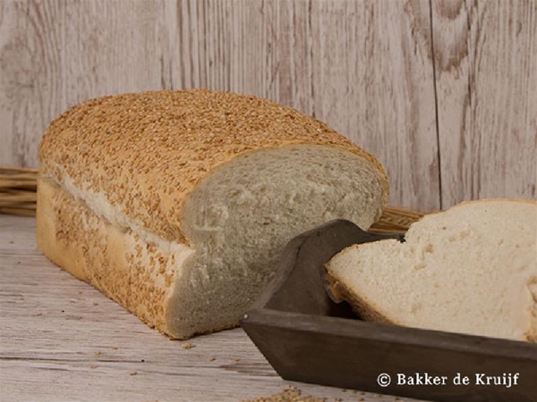 Brood Sesam wit heel gesneden vers