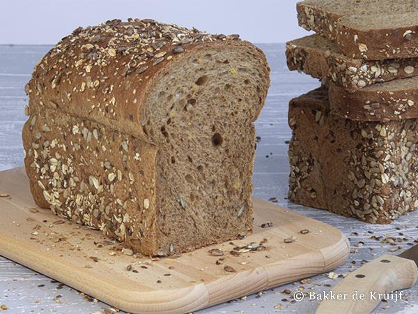 Honor&eacute; brood heel gesneden